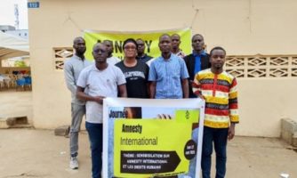 Plateau Dokui : le pré-groupe d’Amnesty International à la rencontre des habitants pour promouvoir les droits humains